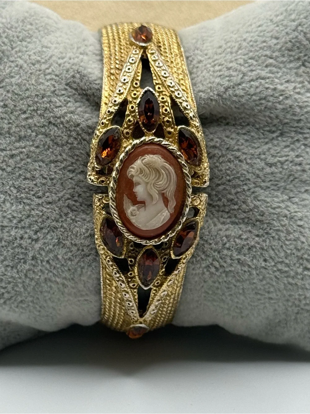 Vintage Geneva 17 Jewels Gold Tone w Rhinestone Hidden Bangle Watch Cameo